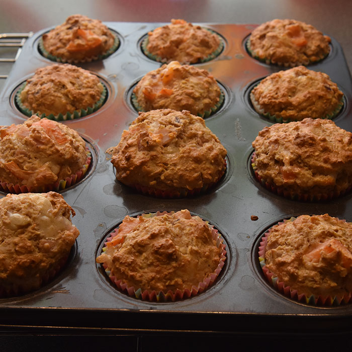 Grove muffins med tomat, rødløk, ost (og skinke) Ingredienser: 1 dl Hvetemel 2 dl Sammalt hvete (grov) 1 dl Havregryn (lettkokte) 1 ts Salt 2 ts Bakepulver 1 ½ dl Melk ½ dl Rømme 1 Egg 1 Rødløk (Hakket) 2 Tomater (i terninger) 75 g Ost (revet) 50 g Skinke (i biter) https://heidisboble.no/ @heidisboble
