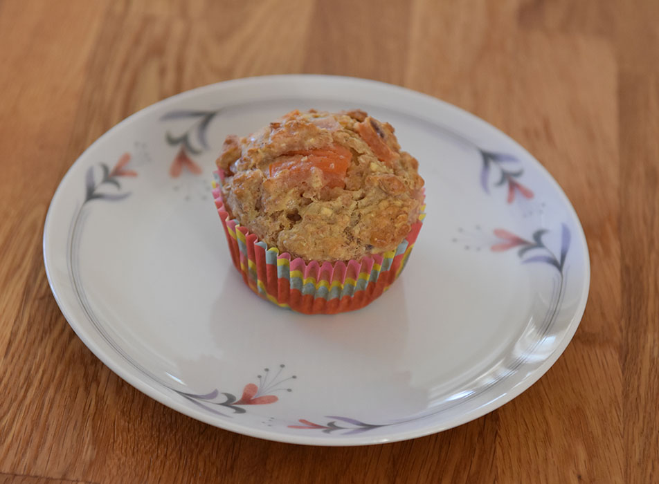 Grove muffins med tomat, rødløk, ost (og skinke) Ingredienser: 1 dl Hvetemel 2 dl Sammalt hvete (grov) 1 dl Havregryn (lettkokte) 1 ts Salt 2 ts Bakepulver 1 ½ dl Melk ½ dl Rømme 1 Egg 1 Rødløk (Hakket) 2 Tomater (i terninger) 75 g Ost (revet) 50 g Skinke (i biter) https://heidisboble.no/ @heidisboble