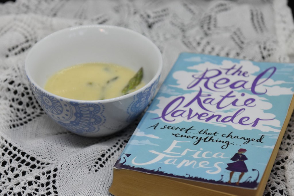 James, Erica (2012) «The real Katie Lavender», Orion Books Ltd OG Aspargessuppe Ingredienser: 1 bunt Asparges 5 dl Grønnsakkraft (Evnt. buljong + vann) 2 ss Hvetemel ½ dl Melk ½ dl Fløte Salt, pepper https://heidisboble.no/ @heidisboble