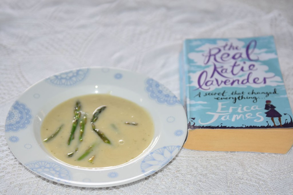 James, Erica (2012) «The real Katie Lavender», Orion Books Ltd OG Aspargessuppe Ingredienser: 1 bunt Asparges 5 dl Grønnsakkraft (Evnt. buljong + vann) 2 ss Hvetemel ½ dl Melk ½ dl Fløte Salt, pepper https://heidisboble.no/ @heidisboble