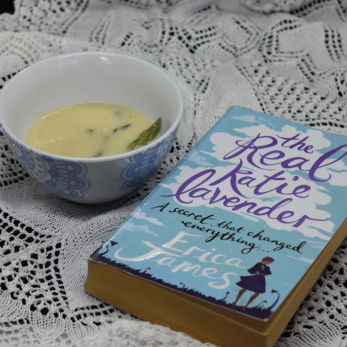 James, Erica (2012) «The real Katie Lavender», Orion Books Ltd OG Aspargessuppe Ingredienser: 1 bunt Asparges 5 dl Grønnsakkraft (Evnt. buljong + vann) 2 ss Hvetemel ½ dl Melk ½ dl Fløte Salt, pepper https://heidisboble.no/ @heidisboble