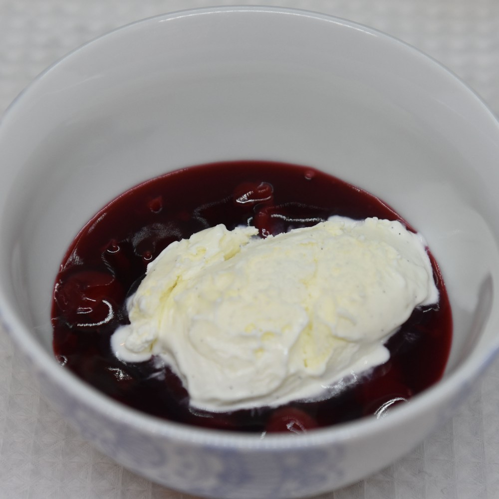 Kirsebærgrøt / -kompott Ingredienser: 500 g Kirsebær (renset) 5 dl Vann 150 g Sukker 1 ts Vaniljesukker 2-3 ss Potetmel https://heidisboble.no/ @heidisboble