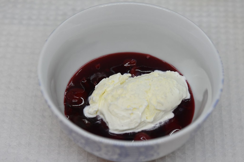 Kirsebærgrøt / -kompott Ingredienser: 500 g Kirsebær (renset) 5 dl Vann 150 g Sukker 1 ts Vaniljesukker 2-3 ss Potetmel https://heidisboble.no/ @heidisboble