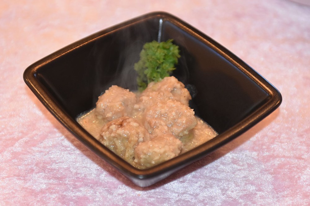 Kjøttboller i mandelsaus Ingredienser: Kjøttboller: 55 g Brød (lyst) 3 ss Vann 450 g Kjøttdeig (svin, mager) 1 Løk (finhakket) 1 fedd Hvitløk (presset) 2 ss Persille (hakket) 1 Egg Muskat, salt og pepoer Hvetemel 2 ss Olje (oliven) Sitron (presset) Mandelsaus: 2 ss Olje 25 g Brød (lyst) 115 g Mandler (forvelte) 2 Hvitløkskløfter (finhakket) 1 ½ dl Hvitvin tørr 4 ½ dl Grønnsaksbuljong Salt og pepper https://heidisboble.no/ @heidisboble