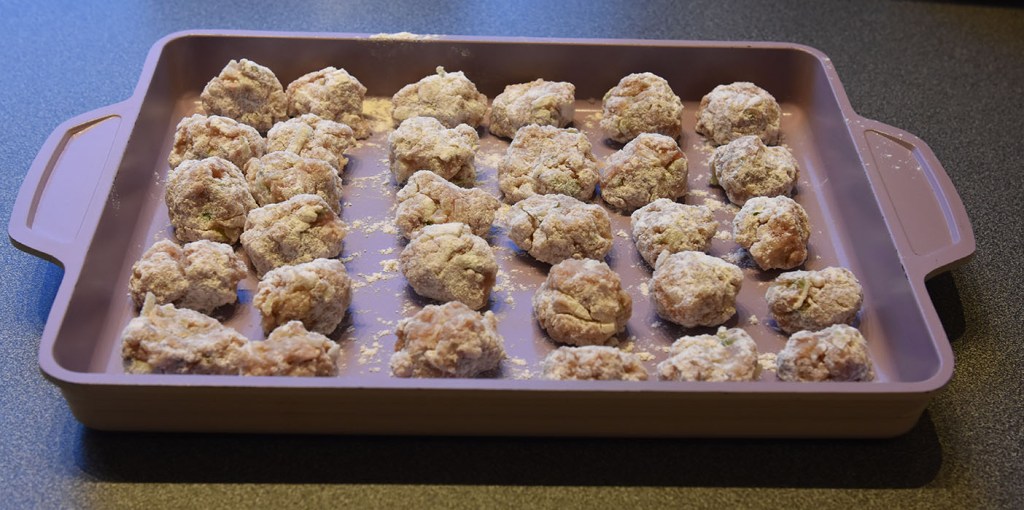 Kjøttboller i mandelsaus Ingredienser: Kjøttboller: 55 g Brød (lyst) 3 ss Vann 450 g Kjøttdeig (svin, mager) 1 Løk (finhakket) 1 fedd Hvitløk (presset) 2 ss Persille (hakket) 1 Egg Muskat, salt og pepoer Hvetemel 2 ss Olje (oliven) Sitron (presset) Mandelsaus: 2 ss Olje 25 g Brød (lyst) 115 g Mandler (forvelte) 2 Hvitløkskløfter (finhakket) 1 ½ dl Hvitvin tørr 4 ½ dl Grønnsaksbuljong Salt og pepper https://heidisboble.no/ @heidisboble