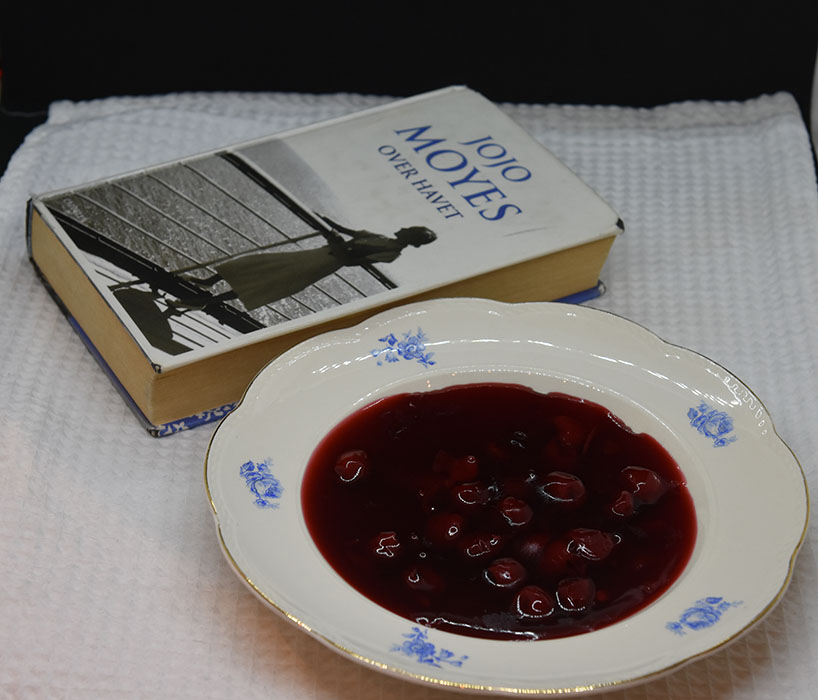 Moyes, Jojo (2019) «Over havet» Cappelen OG Kirsebærgrøt / -kompott Ingredienser: 500 g Kirsebær (renset) 5 dl Vann 150 g Sukker 1 ts Vaniljesukker 2-3 ss Potetmel https://heidisboble.no/ @heidisboble