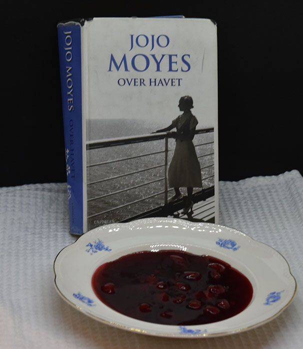 Moyes, Jojo (2019) «Over havet» Cappelen OG Kirsebærgrøt / -kompott Ingredienser: 500 g Kirsebær (renset) 5 dl Vann 150 g Sukker 1 ts Vaniljesukker 2-3 ss Potetmel https://heidisboble.no/ @heidisboble
