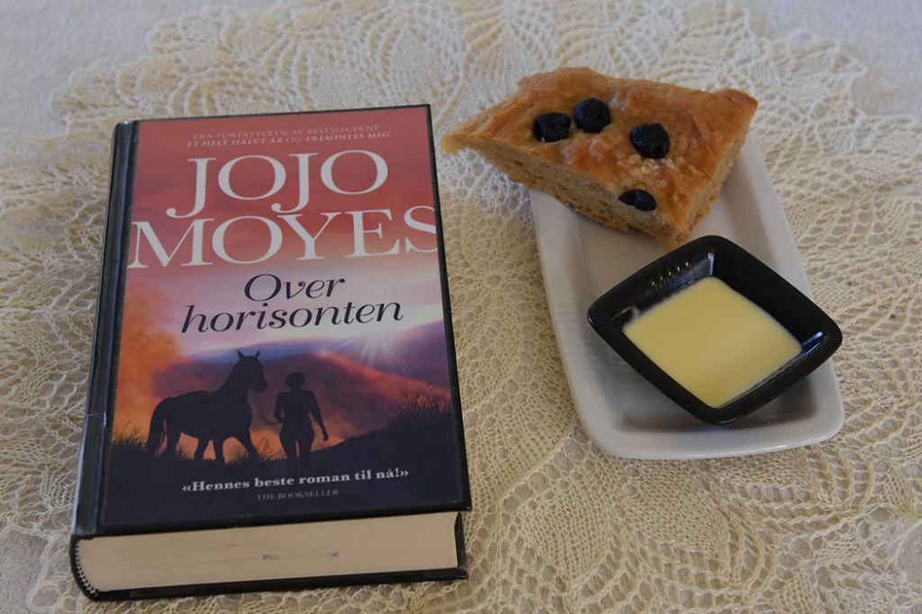 Moyes, Jojo (2019) «Over horisonten», Bastion OG Focacica Ingredienser 10 dl Hvetemel 1 pk Tørrgjær 5 dl Vann (fingervarmt) ½ ts Salt 1 ts Sukker 2 ss Olivenolje Flaksalt, oliven, olivenolje https://heidisboble.no/ @heidisboble