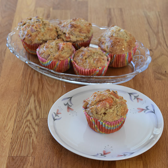 Grove muffins med tomat, rødløk, ost (og skinke) Ingredienser: 1 dl Hvetemel 2 dl Sammalt hvete (grov) 1 dl Havregryn (lettkokte) 1 ts Salt 2 ts Bakepulver 1 ½ dl Melk ½ dl Rømme 1 Egg 1 Rødløk (Hakket) 2 Tomater (i terninger) 75 g Ost (revet) 50 g Skinke (i biter) https://heidisboble.no/ @heidisboble