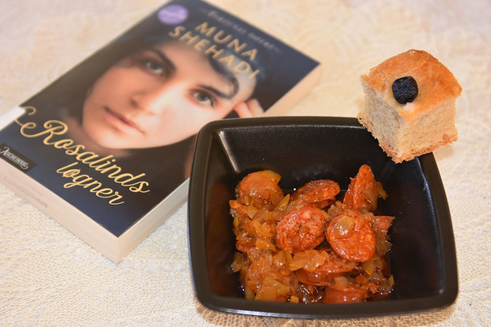 Shehadi, Muna (2020) «Rosalinds løgner», Aschehoug OG Chorizo a la sidra Ingredienser: 1 ss Olje (oliven) 1 Løk (liten) 1 ½ ss Paprikapulver 1 dl Eplesider (4.5 %) ¾ dl Buljong (Kylling) 1 Laurbærblad 300 g Chorizoer 2 ts Eplesidereddik https://heidisboble.no/ @heidisboble