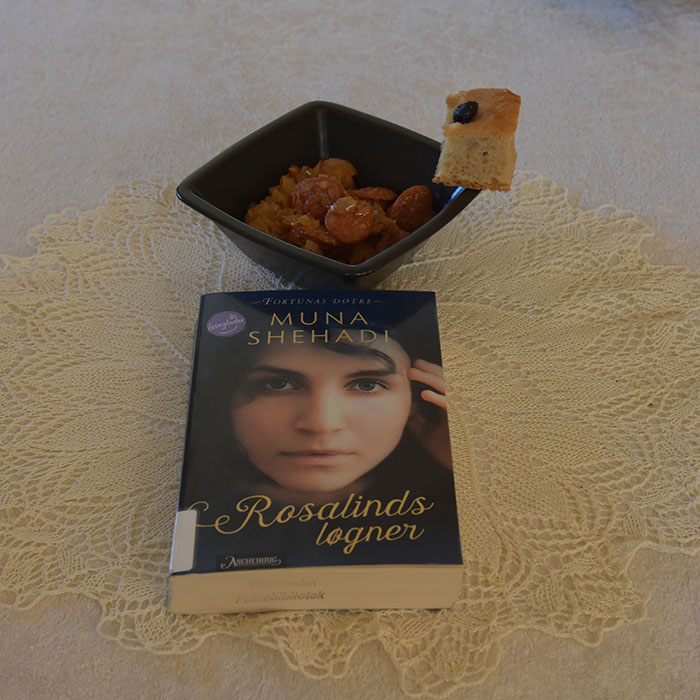 Shehadi, Muna (2020) «Rosalinds løgner», Aschehoug OG Chorizo a la sidra Ingredienser: 1 ss Olje (oliven) 1 Løk (liten) 1 ½ ss Paprikapulver 1 dl Eplesider (4.5 %) ¾ dl Buljong (Kylling) 1 Laurbærblad 300 g Chorizoer 2 ts Eplesidereddik https://heidisboble.no/ @heidisboble