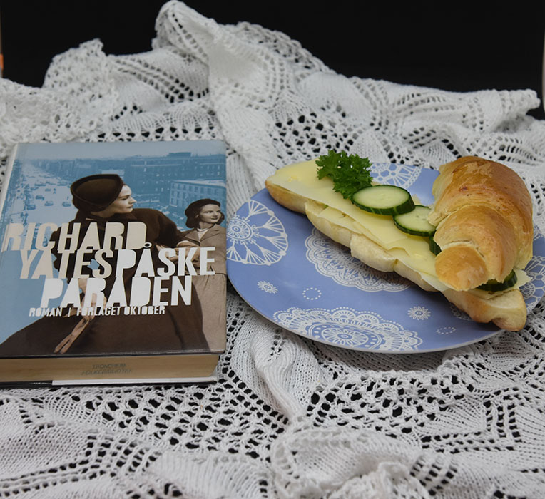 Yates, Richard (2018) «Påskeparaden», Oktober OG Horn Ingredienser 6 dl Melk 1 pk Tørrgjær 950 g Hvetemel 4 ss Smeltet smør 2 ts Salt 2 ss Sukker Valgfritt: Egg til pensling Valmuefrø/sesamfrø https://heidisboble.no/ @heidisboble