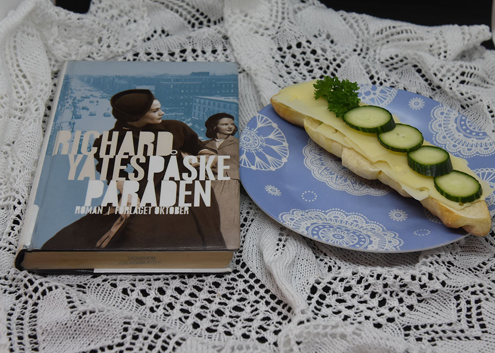 Yates, Richard (2018) «Påskeparaden», Oktober OG Horn Ingredienser 6 dl Melk 1 pk Tørrgjær 950 g Hvetemel 4 ss Smeltet smør 2 ts Salt 2 ss Sukker Valgfritt: Egg til pensling Valmuefrø/sesamfrø https://heidisboble.no/ @heidisboble