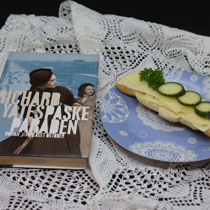 Yates, Richard (2018) «Påskeparaden», Oktober OG Horn Ingredienser 6 dl Melk 1 pk Tørrgjær 950 g Hvetemel 4 ss Smeltet smør 2 ts Salt 2 ss Sukker Valgfritt: Egg til pensling Valmuefrø/sesamfrø https://heidisboble.no/ @heidisboble