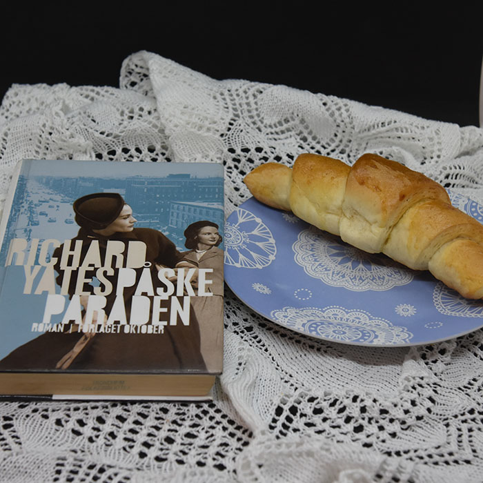 Yates, Richard (2018) «Påskeparaden», Oktober OG Horn Ingredienser 6 dl Melk 1 pk Tørrgjær 950 g Hvetemel 4 ss Smeltet smør 2 ts Salt 2 ss Sukker Valgfritt: Egg til pensling Valmuefrø/sesamfrø https://heidisboble.no/ @heidisboble