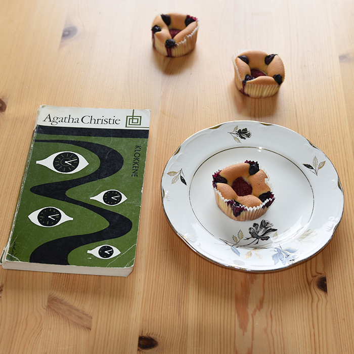 Christie, Agatha (1975) «Klokkene», Aschehoug Muffins med rømme i deigen Ingredienser: 200 g Smør (romtemperert) 2 dl Sukker 4 Egg (romtemperert) 5 dl Hvetemel 1 ts Bakepulver 2 ½ dl Rømme (lett) Blåbær https://heidisboble.no/ @heidisboble