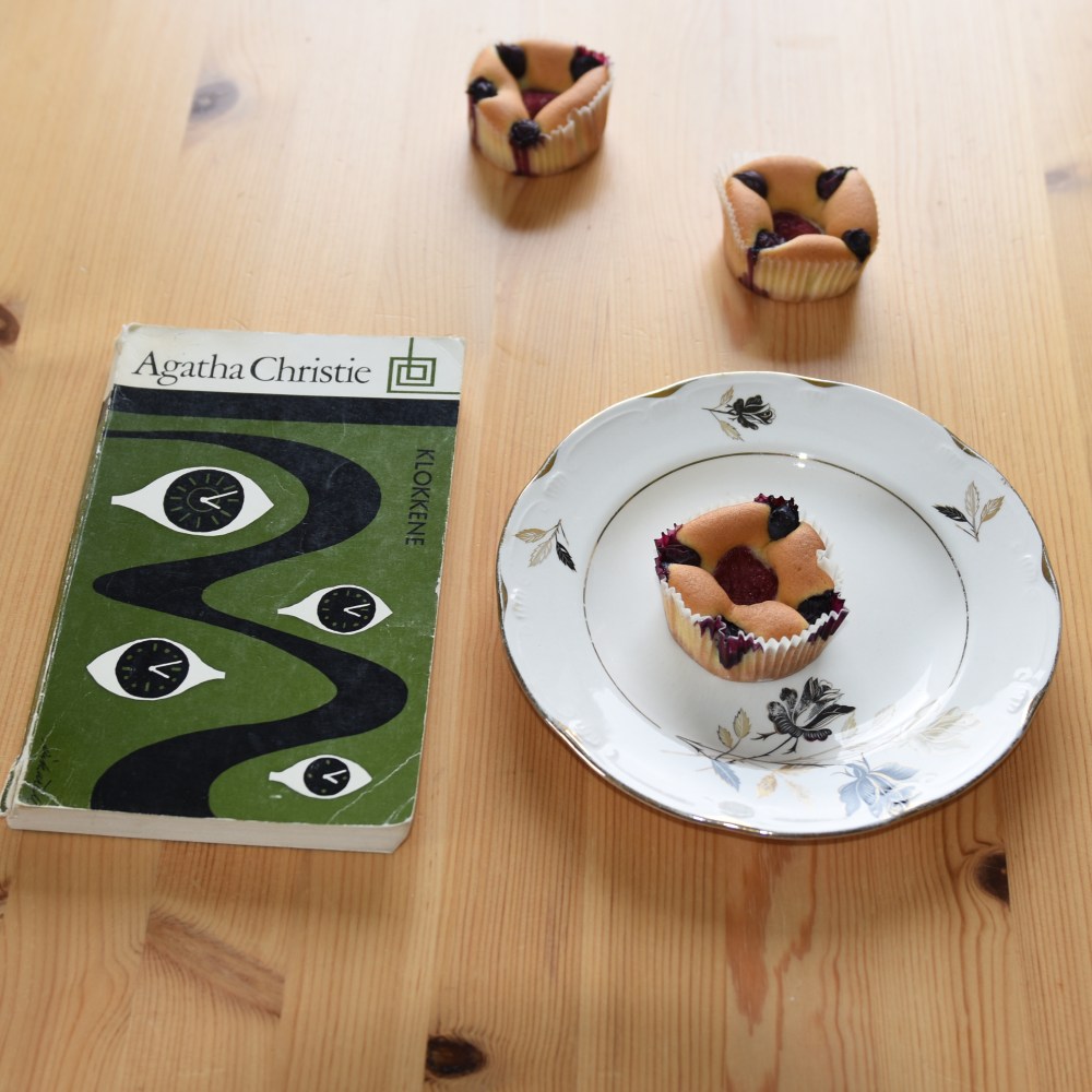 Christie, Agatha (1975) «Klokkene», Aschehoug Muffins med rømme i deigen Ingredienser: 200 g Smør (romtemperert) 2 dl Sukker 4 Egg (romtemperert) 5 dl Hvetemel 1 ts Bakepulver 2 ½ dl Rømme (lett) Blåbær https://heidisboble.no/ @heidisboble
