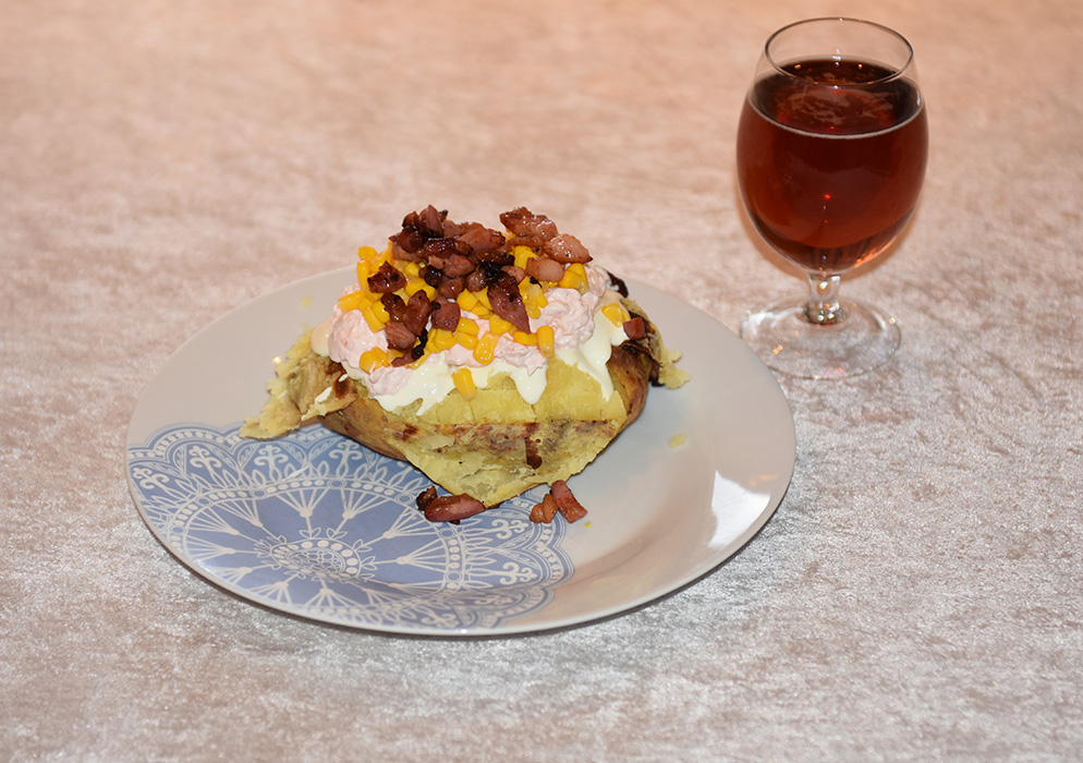 Bakt potet fylt med rømme, rekesalat, mais og bacon Ingredienser: 4 Bakepoteter (eller store) Fyll: Valgfritt Rømme Rekesalat Mais (hermetisk) Bacon (Sprøstekt) https://heidisboble.no/ @heidisboble