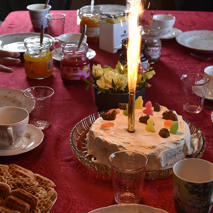 Favorittkake Ingredienser: Bunn (Favorittkake) 2 Egg 180 g Sukker 125 g Hvetemel 1 ½ ts Bakepulver 2 ts Vaniljesukker 1 dl Kokende vann https://heidisboble.no/ @heidisboble