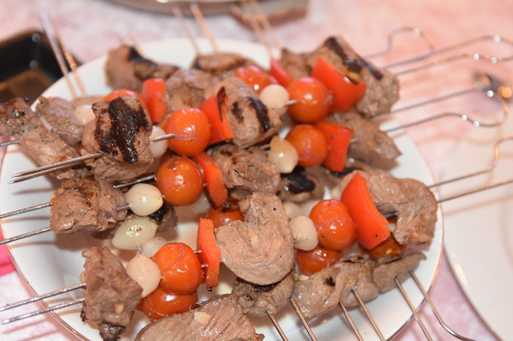 Biff, tomat og paprika på spyd Ingredienser: 3 ss Vin (hvit) 2 ss Olje (oliven) 3 fedd Hvitløk (finhakket) 1 Appelsin (hakket) 450 g Roastbiff (skjært i terninger) 450 g Sølvløk 2 Paprika (oransje – i biter) 225 g Cherrytomater Salt og pepper Grillspyd https://heidisboble.no/ @heidisboble