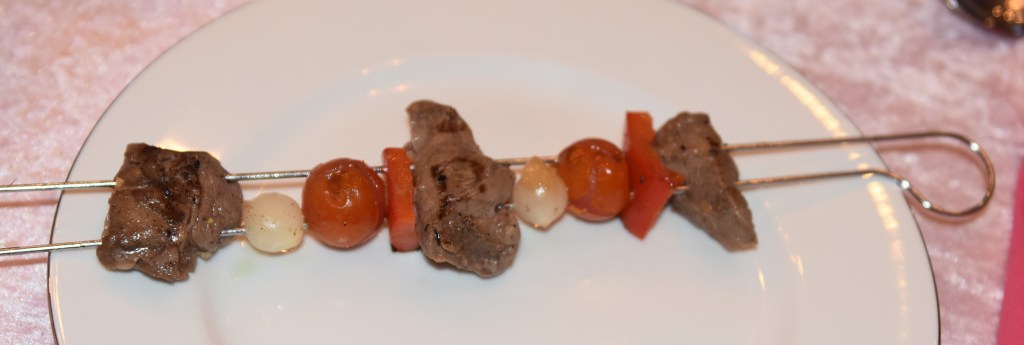 Biff, tomat og paprika på spyd Ingredienser: 3 ss Vin (hvit) 2 ss Olje (oliven) 3 fedd Hvitløk (finhakket) 1 Appelsin (hakket) 450 g Roastbiff (skjært i terninger) 450 g Sølvløk 2 Paprika (oransje – i biter) 225 g Cherrytomater Salt og pepper Grillspyd https://heidisboble.no/ @heidisboble