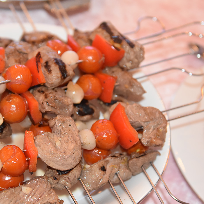 Biff, tomat og paprika på spyd Ingredienser: 3 ss Vin (hvit) 2 ss Olje (oliven) 3 fedd Hvitløk (finhakket) 1 Appelsin (hakket) 450 g Roastbiff (skjært i terninger) 450 g Sølvløk 2 Paprika (oransje – i biter) 225 g Cherrytomater Salt og pepper Grillspyd https://heidisboble.no/ @heidisboble