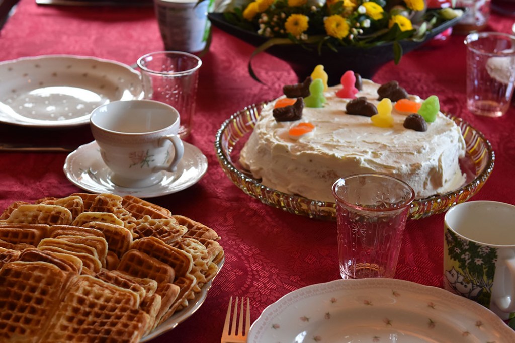 Favorittkake Ingredienser: Bunn (Favorittkake) 2 Egg 180 g Sukker 125 g Hvetemel 1 ½ ts Bakepulver 2 ts Vaniljesukker 1 dl Kokende vann https://heidisboble.no/ @heidisboble