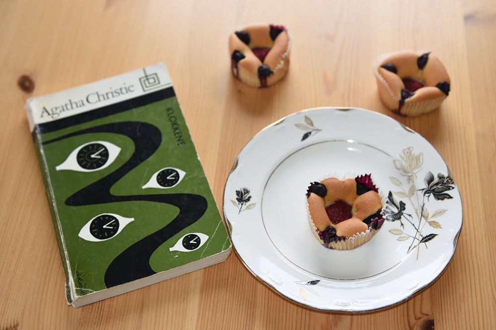 Christie, Agatha (1975) «Klokkene», Aschehoug Muffins med rømme i deigen Ingredienser: 200 g Smør (romtemperert) 2 dl Sukker 4 Egg (romtemperert) 5 dl Hvetemel 1 ts Bakepulver 2 ½ dl Rømme (lett) Blåbær https://heidisboble.no/ @heidisboble