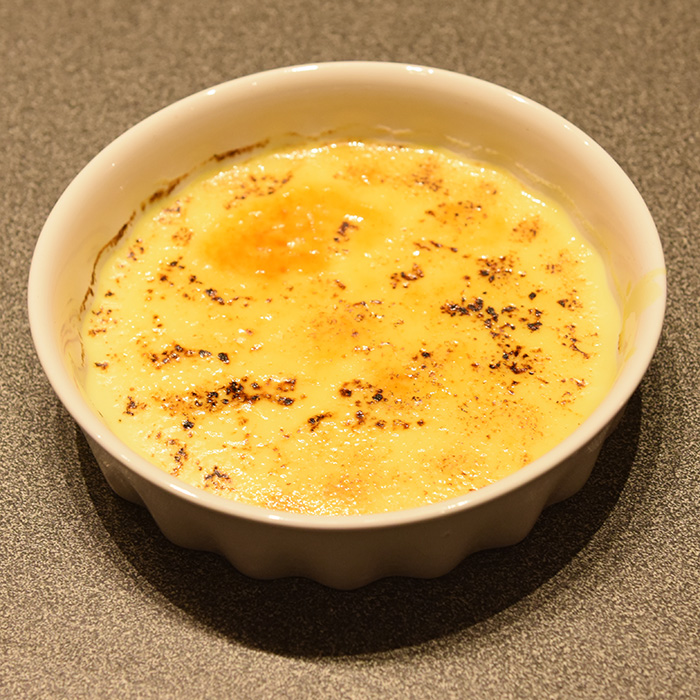 Crema catalana Ingredienser: 10 dl H-melk 8 Eggeplommer 100 g Sukker 20 g Maisenna Kanelstang, appelsinskall (sitronskall) Sukker https://heidisboble.no/ @heidisboble