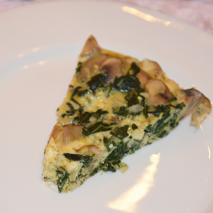 Tortilla med spinat og sjampinjong Ingredienser: 2 ss Olivenolje 3 Sjalottløker 350 g Sjampinjonger 300 g Spinat (fersk) 55 g Mandelspon (ristete) 5 Egg 2 ss Persille (hakket) 2 ss Vann kaldt 85 g Ost (revet) Salt og pepper https://heidisboble.no/ @heidisboble