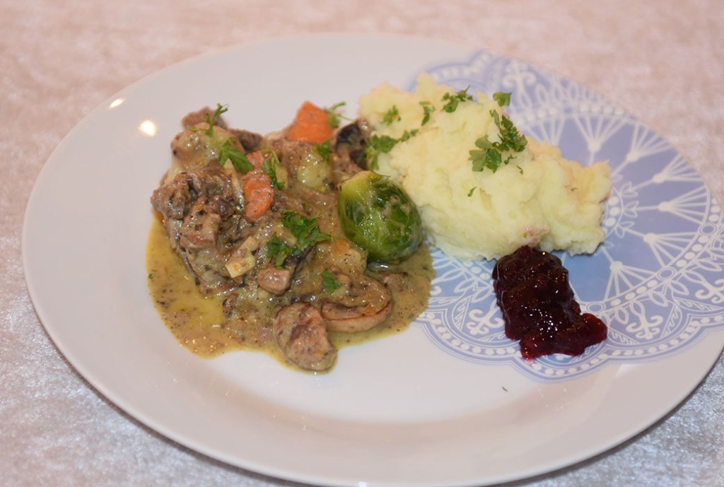 Jegergryte Ingredienser 1 Løk (hakket) 1 Gulrot (hakket) 1 stilk Selleri (hakket) 2 ss Smør 7 ½ dl Kraft (eller vann med 3 buljongterninger) 10 Einebær (knust) 2 ss Hvetemel 1 pk Grønnsaksblanding (frossen) 350 – 500 g Rester av lammekjøtt 3 dl Rømme 2 ss Ripsgele 2 ss Soyasaus Salt & pepper Valgfritt:) 100 g Sopp Persille https://heidisboble.no/ @heidisboble