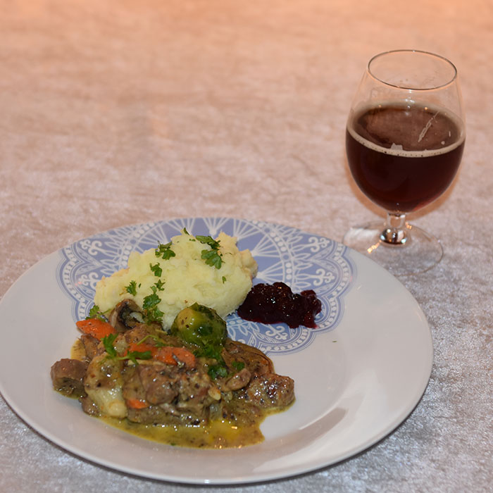 Jegergryte Ingredienser 1 Løk (hakket) 1 Gulrot (hakket) 1 stilk Selleri (hakket) 2 ss Smør 7 ½ dl Kraft (eller vann med 3 buljongterninger) 10 Einebær (knust) 2 ss Hvetemel 1 pk Grønnsaksblanding (frossen) 350 – 500 g Rester av lammekjøtt 3 dl Rømme 2 ss Ripsgele 2 ss Soyasaus Salt & pepper Valgfritt:) 100 g Sopp Persille https://heidisboble.no/ @heidisboble