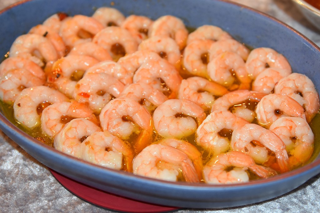 Odds Reker stekt med hvitløk, sursøt saus og chili Ingredienser: Scampi (ukokte) 1 ½ dl Olje (oliven) 6 fedd Hvitløk (Skivet) 3 Chili (tørkete) 6 ss Sweet-chilisaus https://heidisboble.no/ @heidisboble