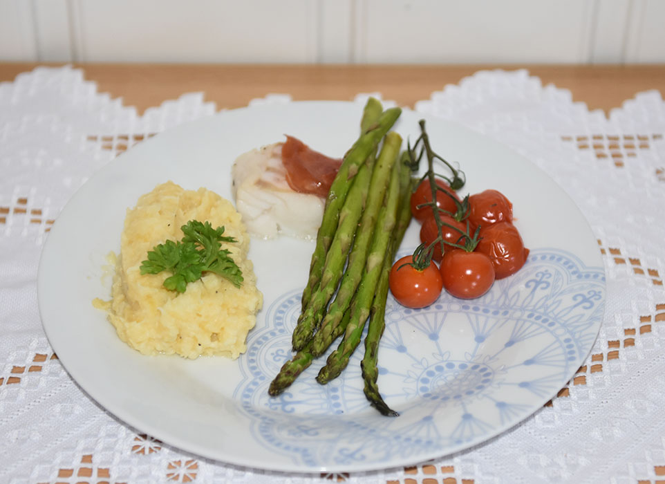 Ovnsstekt sei med bacon, tomater og kålrotstappe Ingredienser: 700 g Seifilet 100 g Bacon 200 g Cherrytomater (med stilk) 1 ss Persille (hakket - valgfritt) Kålrotstappe 1 Kålrabi (ca 400 g) 1 liten Gulrot 3-4 Poteter 1 ss Smør ½ dl Melk Salt og pepper https://heidisboble.no/ @heidisboble