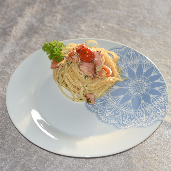 Pasta med røkt laks og fløte Ingredienser: 400 g Spagetti 3 ss Smør 150 g Parmesan (nyrevet) 3 dl Fløte (kremfløte) ½ Paprika (i biter) ¼ Purre (skivet) 8 Cherry tomater 100 g Laks (i biter) 3 ss Persille (hakket) https://heidisboble.no/ @heidisboble