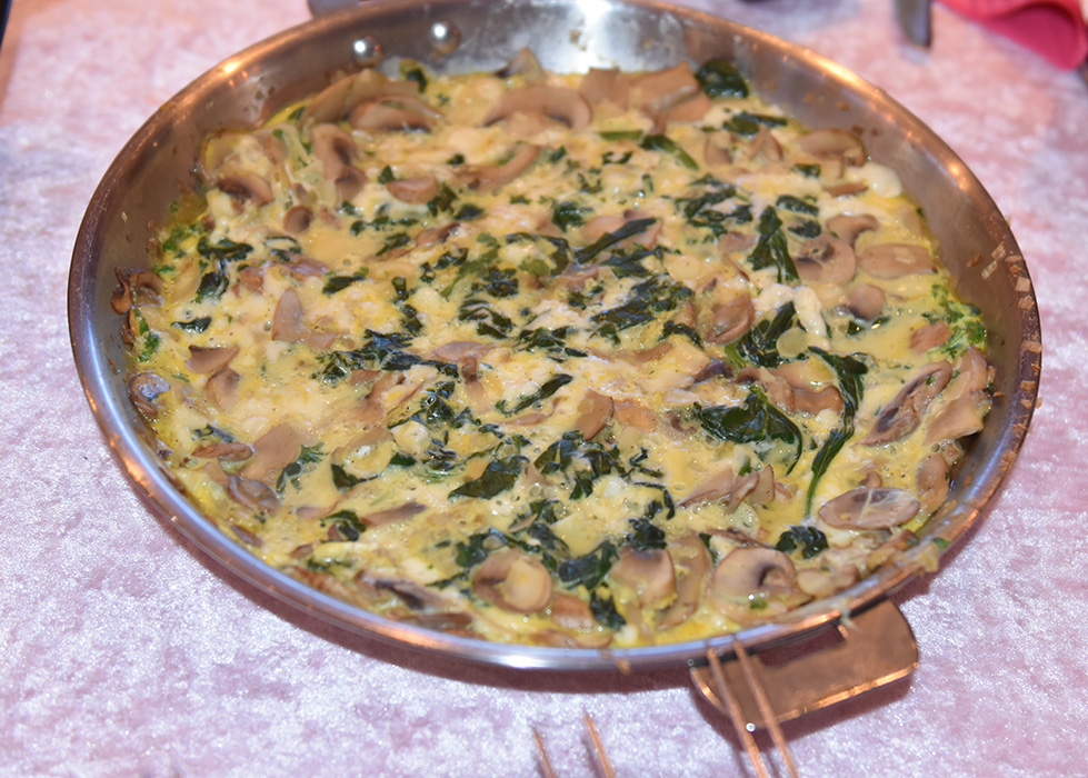 Tortilla med spinat og sjampinjong Ingredienser: 2 ss Olivenolje 3 Sjalottløker 350 g Sjampinjonger 300 g Spinat (fersk) 55 g Mandelspon (ristete) 5 Egg 2 ss Persille (hakket) 2 ss Vann kaldt 85 g Ost (revet) Salt og pepper https://heidisboble.no/ @heidisboble