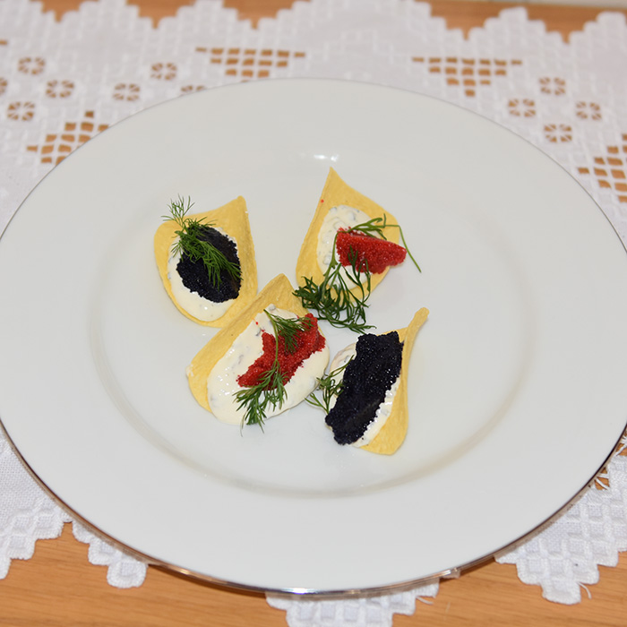 Forrett a la Csango Porsjoner Tid Vanskelighetsgrad 4 5 min. Enkel Ingredienser: 16 ts Lodderogn (gjerne rød og svart) 16 ts Rømme 16 Pringels 16 Dillkvaster https://heidisboble.no/ @heidisboble