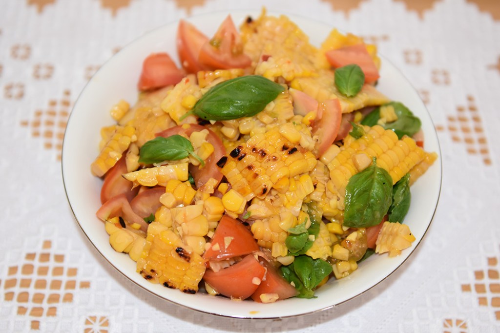 Salat med grillet mais og tomater Ingredienser: 3 Maiskolber 2 Tomater (røde) 10 Cherrytomater (delt i 2) 4 ss Limesaft 2 ss Appelsinsaft 1 ts Salt 1 - 2 ts Honning Basilikum (valgfritt) https://heidisboble.no/ @heidisboble