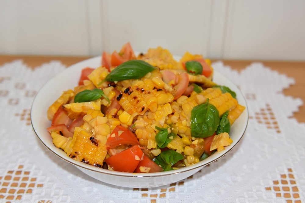 Salat med grillet mais og tomater Ingredienser: 3 Maiskolber 2 Tomater (røde) 10 Cherrytomater (delt i 2) 4 ss Limesaft 2 ss Appelsinsaft 1 ts Salt 1 - 2 ts Honning Basilikum (valgfritt) https://heidisboble.no/ @heidisboble