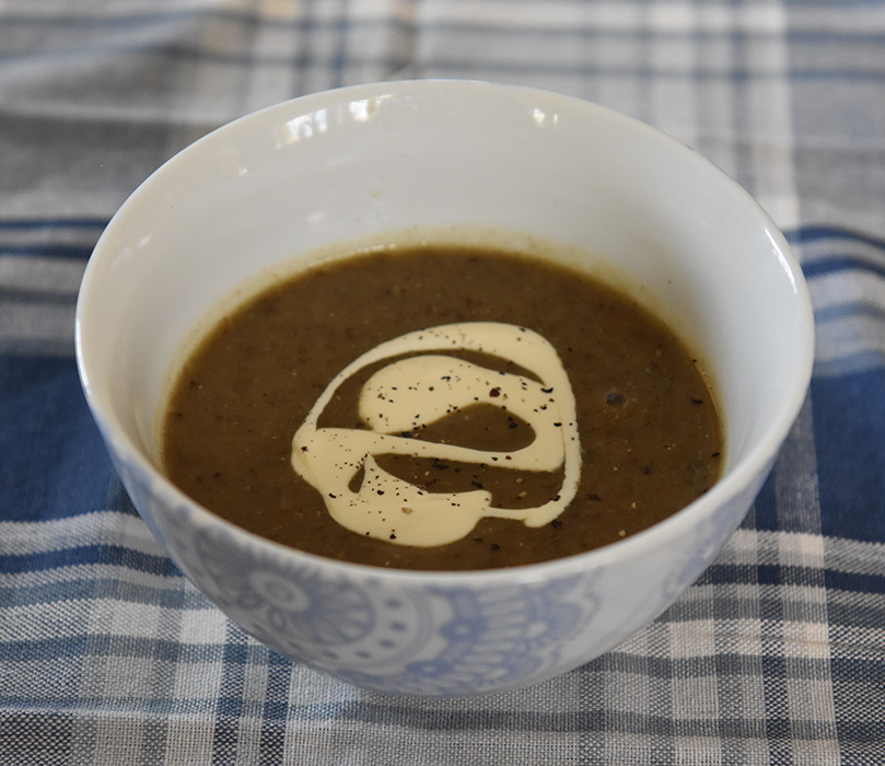 Grønn linsesuppe Ingredienser: 1 Løk 2 fedd Hvitløk 2 Gulerøtter 1 stilk Selleri 15 dl Grønnsaksbuljong 1 ss Ingefær (fersk) 200 g Linser (grønne) Koriander (valgfritt) Rømme (valgfritt) https://heidisboble.no/ @heidisboble