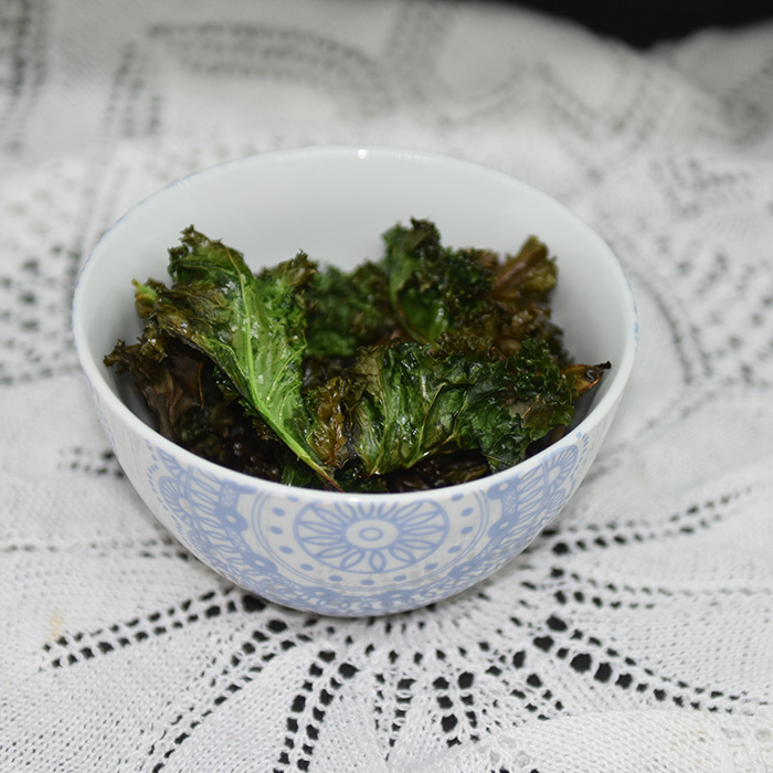 Grønnkålchips: 2 stilker Grønnkålstilker 2 ss Olje (soya) ½ ts Salt https://heidisboble.no/ @heidisboble