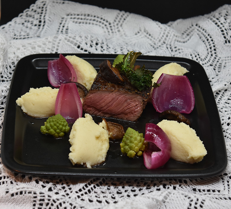 Indrefilet av storfe med selleri rotpuré, romanesco og portvin/ rødvinssaus Ingredienser: 300 g Indrefilet av storfe 4 fedd Hvitløk (knuste) 50 g Smør 1-2 Rosmarinkvister ½ Romanesco (8 topper) 50 g Sopp (shikate) Olje (soya) Smør Salt og pepper Syltet rødløk: 2 Rødløk ½ dl Eddik (eplecider) ½ dl Vann 5 ss Sukker 1 kvist Rosmarin (fersk) Rødvinsaus: 1 Sjalottløk 2 ½ dl Rødvin 2 ½ dl Oksekraft 50 g Smør 1 ts Portvingelé Sellerirot puré: 500 g Sellerirot 5 dl Melk 1 ss Smør Salt Grønnkålchips: 2 stilker Grønnkålstilker 2 ss Olje (soya) ½ ts Salt https://heidisboble.no/ @heidisboble