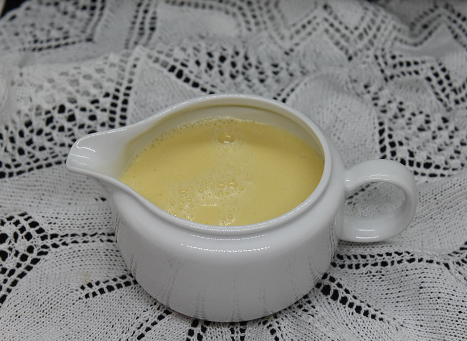 Hvitvins saus Ingredienser: 1 Sjalottløk 2 ½ dl Hvitvin 2 ½ dl Fiskekraft 1 dl Kremfløte 3 ss Smør 1 Laurbærblad Salt https://heidisboble.no/ @heidisboble