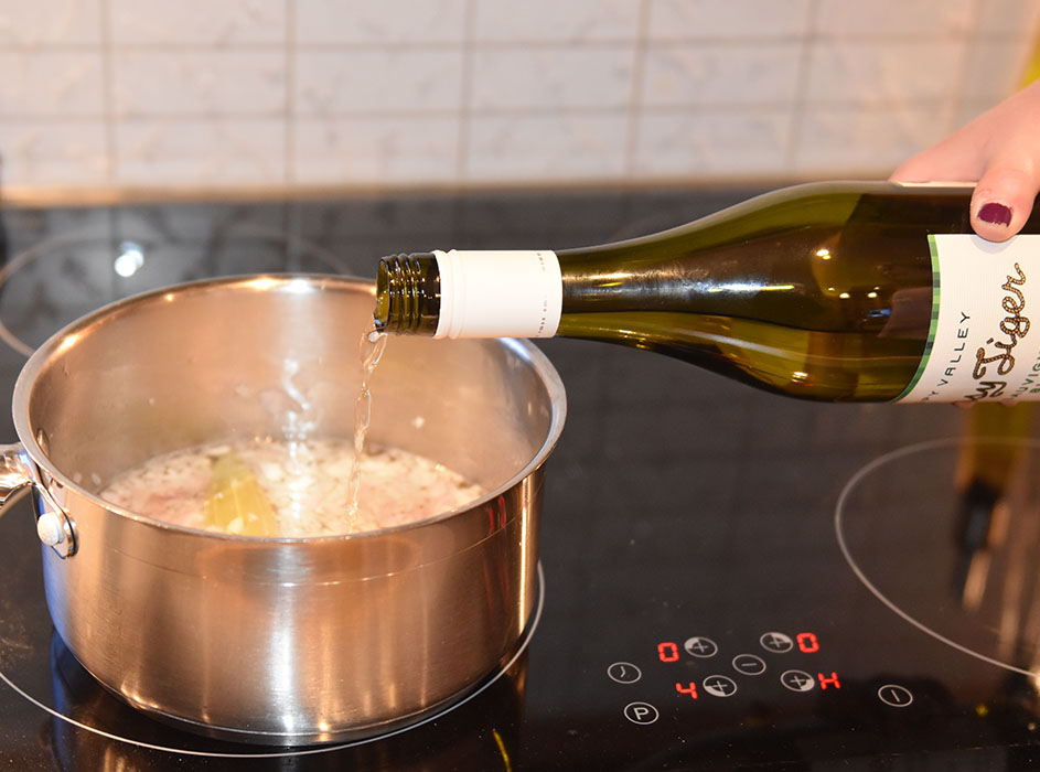 Hvitvins saus Ingredienser: 1 Sjalottløk 2 ½ dl Hvitvin 2 ½ dl Fiskekraft 1 dl Kremfløte 3 ss Smør 1 Laurbærblad Salt https://heidisboble.no/ @heidisboble