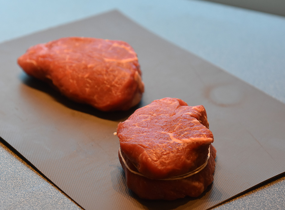 Indrefilet av storfe med selleri rotpuré, romanesco og portvin/ rødvinssaus Ingredienser: 300 g Indrefilet av storfe 4 fedd Hvitløk (knuste) 50 g Smør 1-2 Rosmarinkvister ½ Romanesco (8 topper) 50 g Sopp (shikate) Olje (soya) Smør Salt og pepper Syltet rødløk: 2 Rødløk ½ dl Eddik (eplecider) ½ dl Vann 5 ss Sukker 1 kvist Rosmarin (fersk) Rødvinsaus: 1 Sjalottløk 2 ½ dl Rødvin 2 ½ dl Oksekraft 50 g Smør 1 ts Portvingelé Sellerirot puré: 500 g Sellerirot 5 dl Melk 1 ss Smør Salt Grønnkålchips: 2 stilker Grønnkålstilker 2 ss Olje (soya) ½ ts Salt https://heidisboble.no/ @heidisboble