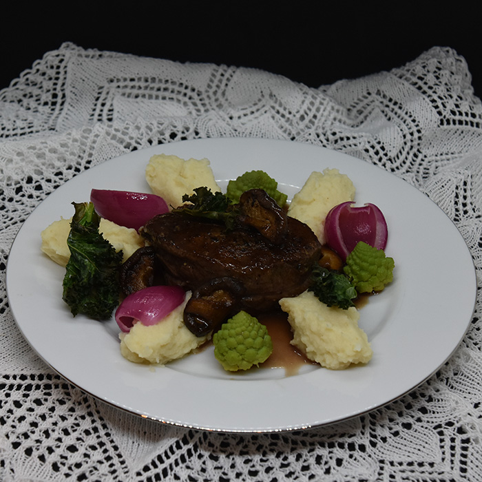 Indrefilet av storfe med selleri rotpuré, romanesco og portvin/ rødvinssaus Ingredienser: 300 g Indrefilet av storfe 4 fedd Hvitløk (knuste) 50 g Smør 1-2 Rosmarinkvister ½ Romanesco (8 topper) 50 g Sopp (shikate) Olje (soya) Smør Salt og pepper Syltet rødløk: 2 Rødløk ½ dl Eddik (eplecider) ½ dl Vann 5 ss Sukker 1 kvist Rosmarin (fersk) Rødvinsaus: 1 Sjalottløk 2 ½ dl Rødvin 2 ½ dl Oksekraft 50 g Smør 1 ts Portvingelé Sellerirot puré: 500 g Sellerirot 5 dl Melk 1 ss Smør Salt Grønnkålchips: 2 stilker Grønnkålstilker 2 ss Olje (soya) ½ ts Salt https://heidisboble.no/ @heidisboble