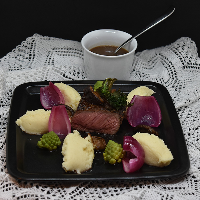 Indrefilet av storfe med selleri rotpuré, romanesco og portvin/ rødvinssaus Ingredienser: 300 g Indrefilet av storfe 4 fedd Hvitløk (knuste) 50 g Smør 1-2 Rosmarinkvister ½ Romanesco (8 topper) 50 g Sopp (shikate) Olje (soya) Smør Salt og pepper Syltet rødløk: 2 Rødløk ½ dl Eddik (eplecider) ½ dl Vann 5 ss Sukker 1 kvist Rosmarin (fersk) Rødvinsaus: 1 Sjalottløk 2 ½ dl Rødvin 2 ½ dl Oksekraft 50 g Smør 1 ts Portvingelé Sellerirot puré: 500 g Sellerirot 5 dl Melk 1 ss Smør Salt Grønnkålchips: 2 stilker Grønnkålstilker 2 ss Olje (soya) ½ ts Salt https://heidisboble.no/ @heidisboble