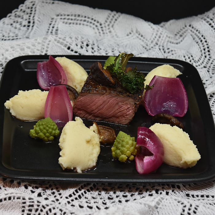 Indrefilet av storfe med selleri rotpuré, romanesco og portvin/ rødvinssaus Ingredienser: 300 g Indrefilet av storfe 4 fedd Hvitløk (knuste) 50 g Smør 1-2 Rosmarinkvister ½ Romanesco (8 topper) 50 g Sopp (shikate) Olje (soya) Smør Salt og pepper Syltet rødløk: 2 Rødløk ½ dl Eddik (eplecider) ½ dl Vann 5 ss Sukker 1 kvist Rosmarin (fersk) Rødvinsaus: 1 Sjalottløk 2 ½ dl Rødvin 2 ½ dl Oksekraft 50 g Smør 1 ts Portvingelé Sellerirot puré: 500 g Sellerirot 5 dl Melk 1 ss Smør Salt Grønnkålchips: 2 stilker Grønnkålstilker 2 ss Olje (soya) ½ ts Salt https://heidisboble.no/ @heidisboble