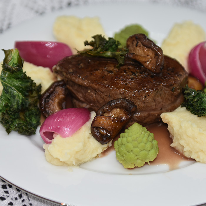 Indrefilet av storfe med selleri rotpuré, romanesco og portvin/ rødvinssaus Ingredienser: 300 g Indrefilet av storfe 4 fedd Hvitløk (knuste) 50 g Smør 1-2 Rosmarinkvister ½ Romanesco (8 topper) 50 g Sopp (shikate) Olje (soya) Smør Salt og pepper Syltet rødløk: 2 Rødløk ½ dl Eddik (eplecider) ½ dl Vann 5 ss Sukker 1 kvist Rosmarin (fersk) Rødvinsaus: 1 Sjalottløk 2 ½ dl Rødvin 2 ½ dl Oksekraft 50 g Smør 1 ts Portvingelé Sellerirot puré: 500 g Sellerirot 5 dl Melk 1 ss Smør Salt Grønnkålchips: 2 stilker Grønnkålstilker 2 ss Olje (soya) ½ ts Salt https://heidisboble.no/ @heidisboble