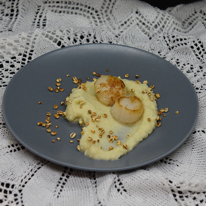 Kamskjell med fennikelpuré, byggryn og marmorert hvitvins saus Ingredienser: 4 Kamskjell 1 ss Olje (soya) Salt, pepper 1 ss Dill Dillolje: 1 ½ - 2 Dill (krukker) 2 dl Olje (soya) Salt Marmorert hvitvinsaus: 1 Sjalottløk 2 ½ dl Hvitvin 2 ½ dl Fiskekraft 1 dl Kremfløte 3 ss Smør 1 Laurbærblad Salt Fennikel/sellerirot puré 2 Fennikel 150 g Sellerirot 2 ss Smør Salt, hvit pepper Stekt byggryn: 3 ss Byggryn (hele) 1 ss Olje (Soya) Salt https://heidisboble.no/ @heidisboble